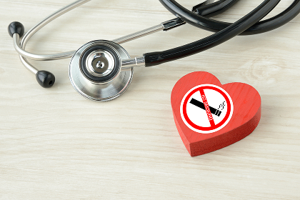 聴診器と禁煙マークが描かれたハート型のオブジェ